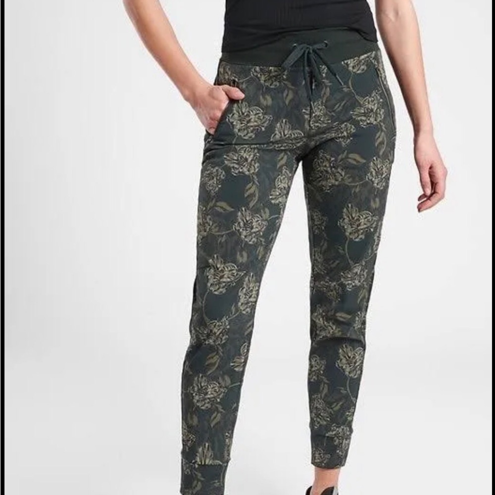 Trekkie North Printed Jogger-Size 6